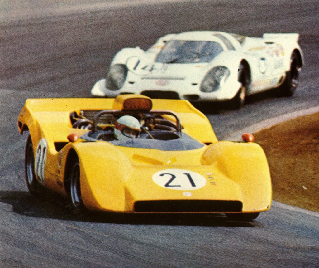 ポルシェ917を従えて走る黒沢元治選手の日産R382。1969年の日本グランプリは日産／トヨタ／ポルシェがメーカーの威信を賭けて戦った歴史に残るレースだった