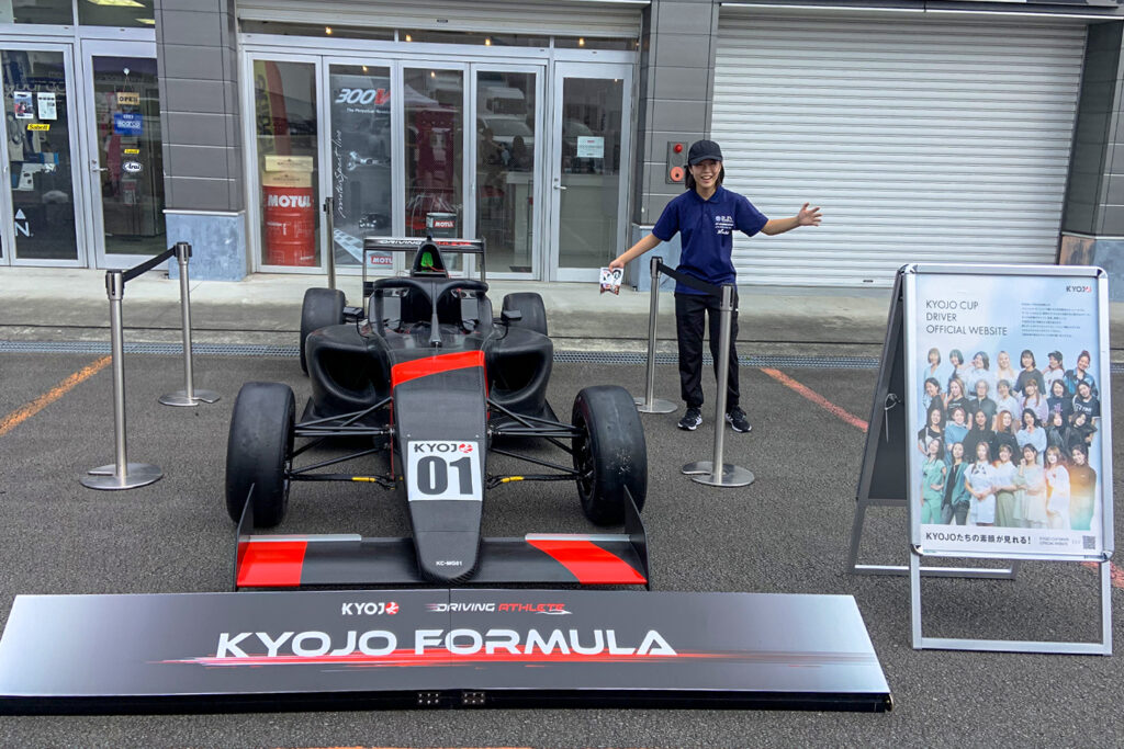 来年度の「KYOJO CUP」用新型フォーミュラマシンと並ぶ佐藤こころ選手