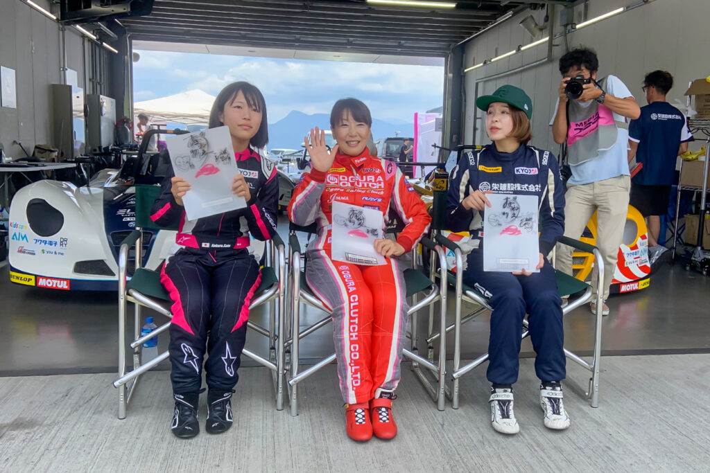 KYOJO CUP Rd.3 グリッドウォーク中の佐藤こころ選手(左)、おぎねえ選手(中)、関あゆみ選手(右)