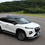 スズキ・フロンクスはスタイリッシュなコンパクトSUV。日本仕様は1.5リッターエンジンと6速ATの組み合わせ。スタイリングはマッシブなフェンダーとクーペイメージのルーフを融合。ボディカラーは写真のアークティックホワイトパール／ブラックを含め2トーン5種、モノトーン2種の７タイプをラインアップ