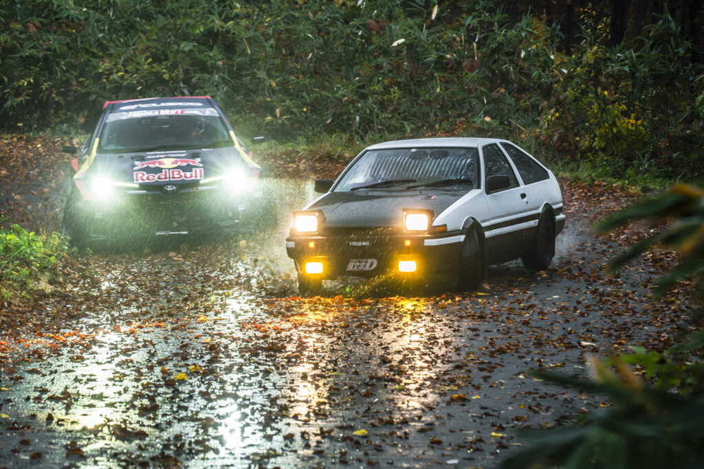 藤原拓海（頭文字D）駆るトヨタ・スプリンタートレノ AE86と、カッレ・ロバンぺラ駆るRed Bull GR COROLLA