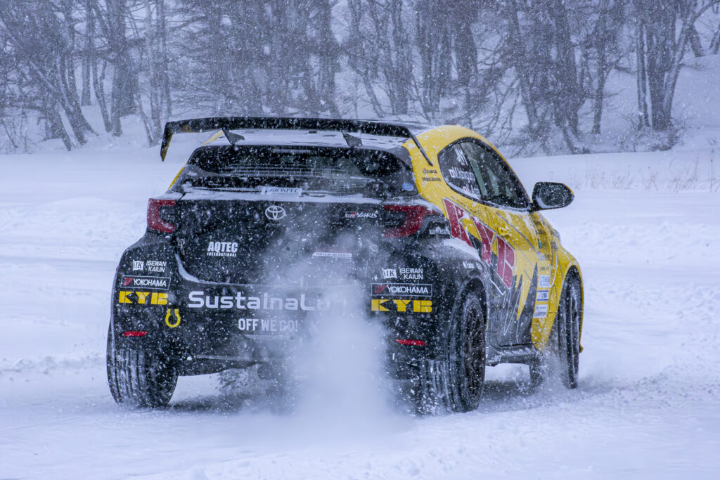 KAYABA Rally Teamは、ドライバーに石黒一暢選手、コドライバーに穴井謙志郎選手を起用し、全日本ラリーJN1クラスに参戦している